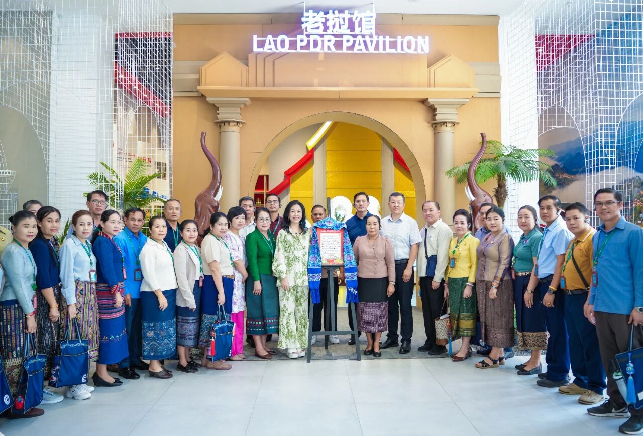 老撾建國(guó)陣線(xiàn)中央副主席、紀(jì)委書(shū)記希帕占·南塔馮薩率團(tuán)到中新物流園、匯聚中心參觀(guān)考察